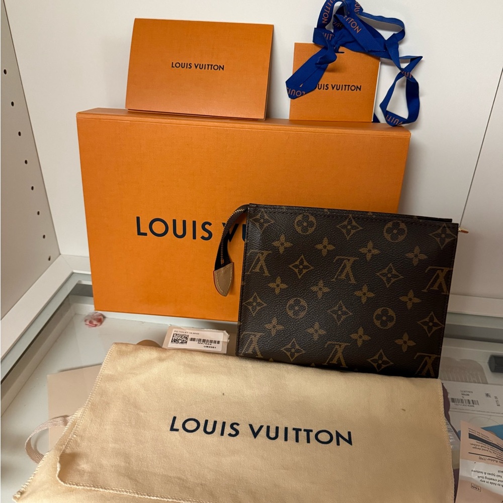 Louis Vuitton Monogram Toiletry 19